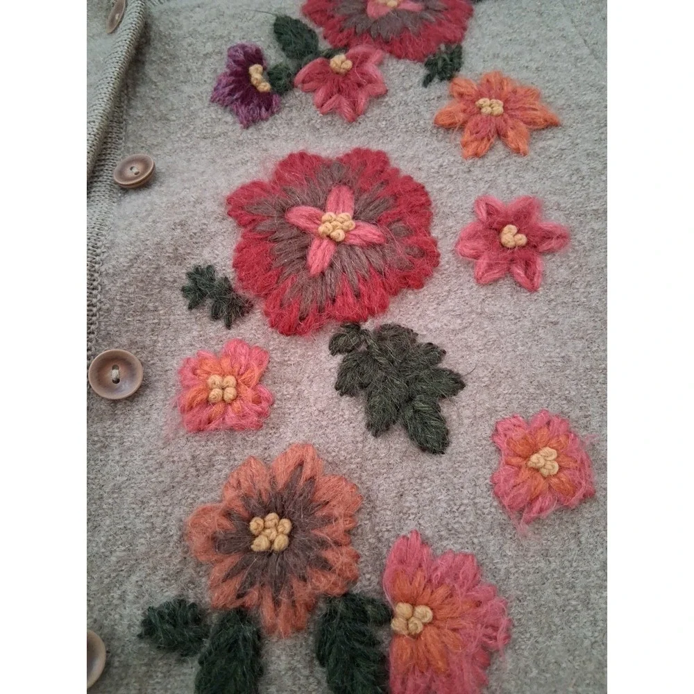 vintage 100 % Wool.Appleseed's Petites floral embroidered cardigan. P M . - Picture 11 of 14